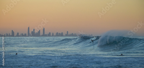 Foto Surfer taking off at Little Marley, Coolangatta, QLD, Australia