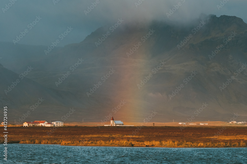 アイスランドの虹と家