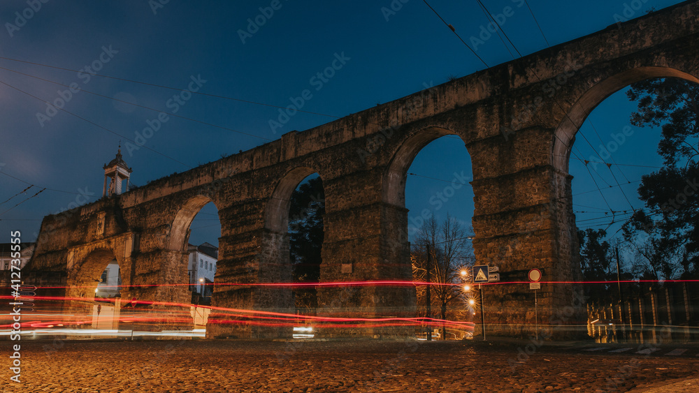 Fototapeta premium ancient roman bridge at night 