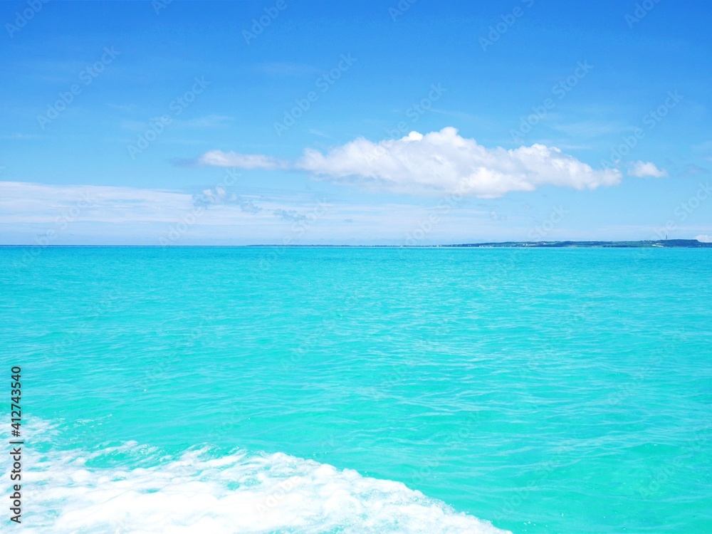 ボートから見た宮古島の青い海と波