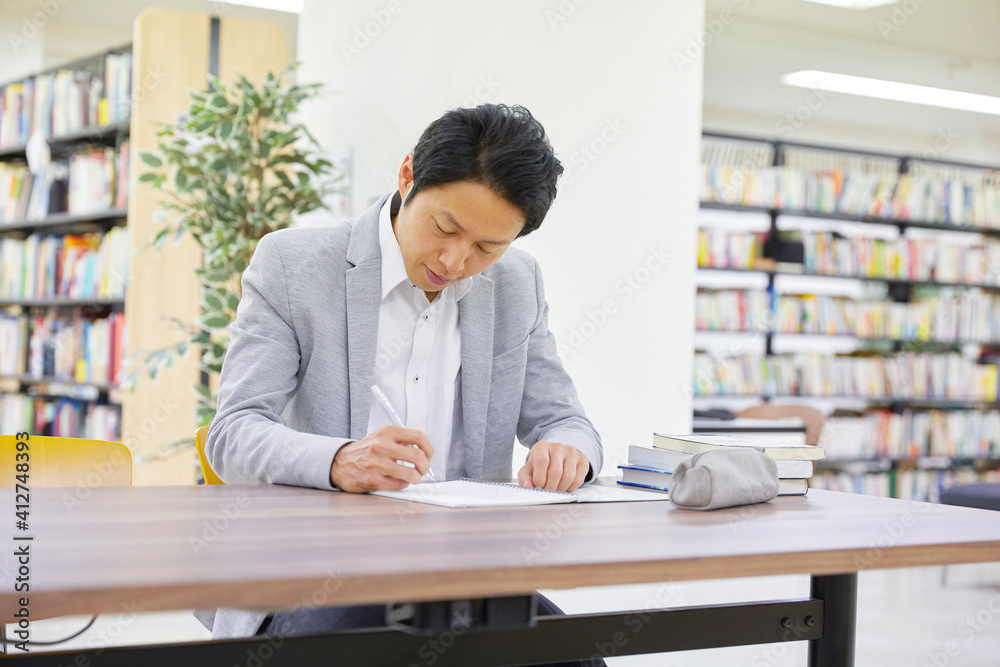 図書館で調べ物する男性 図書館で調べ物する男性