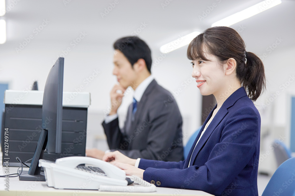 Fototapeta premium オフィスで働くビジネスウーマン