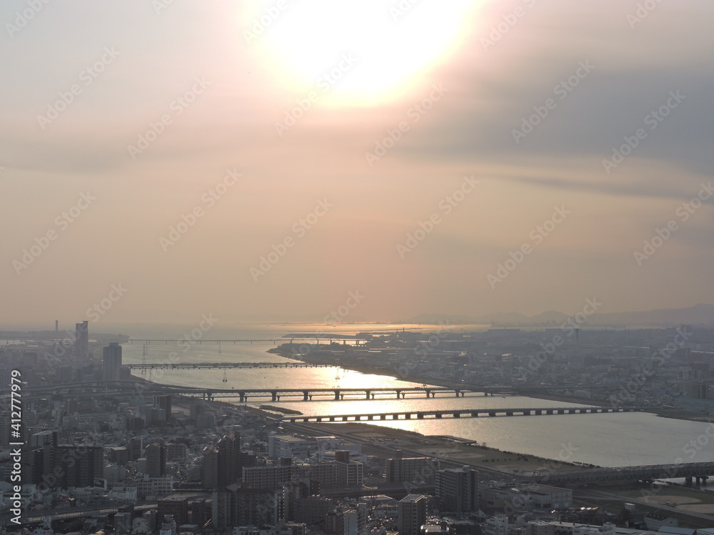 Fototapeta premium 河から海へ 沈む太陽