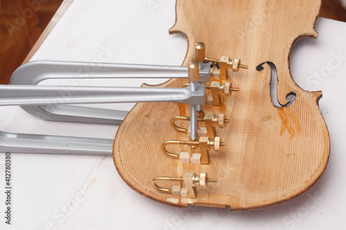 Violin top plate cracks repair with two types of clamps
