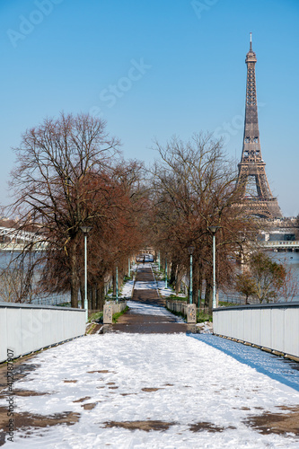 Ile aux Cygnes (Swan isle) on the river Seine after a snowfall with the Eiffel Tower in the background - Paris, France © UlyssePixel