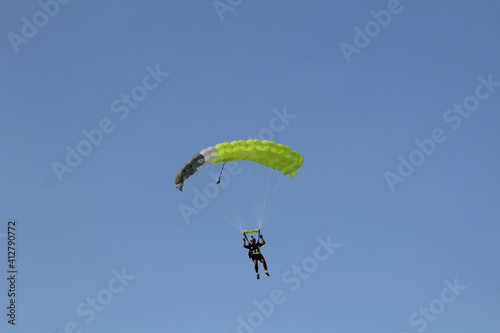 Aproximación para aterrizaje de salto en paracaídas.