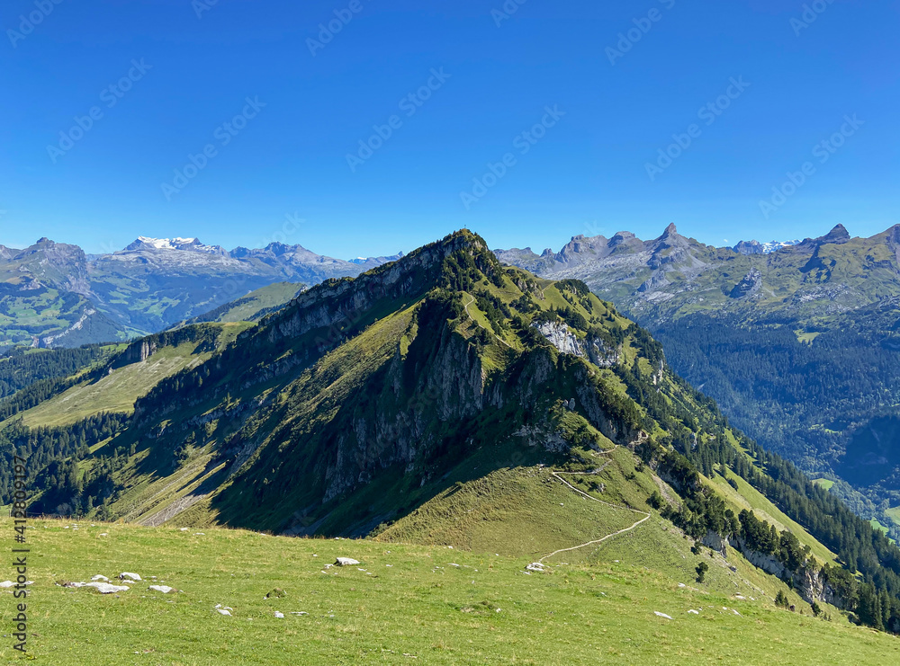 Aussicht zwischen Klingen- und Fronalpstock in den Schweizer Alpen
