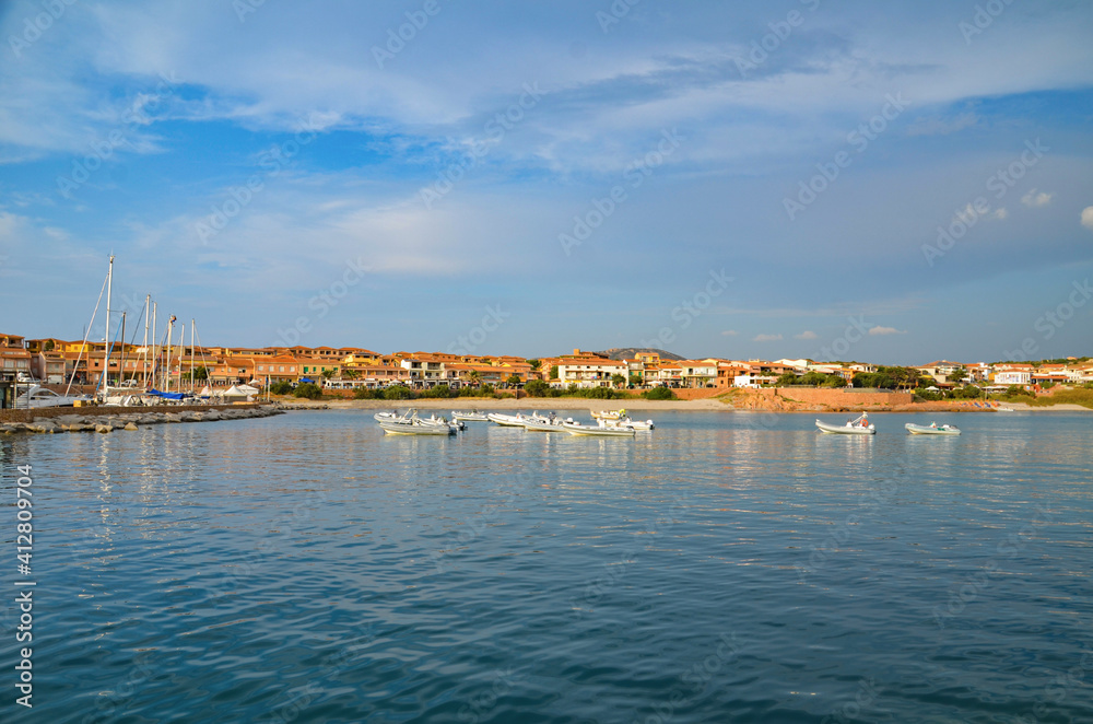 Hafen von Isola Rossa auf Sardinien