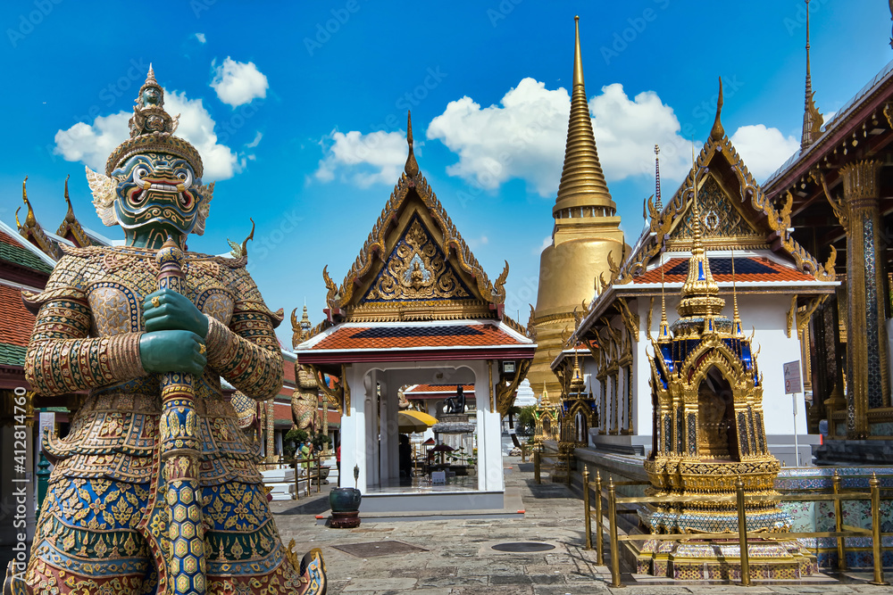 Fototapeta premium Giant at the Grand Palace in Bangkok