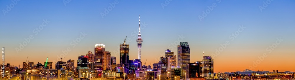 Auckland in Neuseeland nach Sonnenuntergang am Abend mit Lichtern und Skyline und Turm