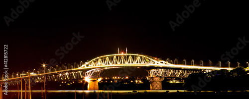 Auckland Hafenbrücke schön beleuchtet vor dem Hafen in Neuseeland