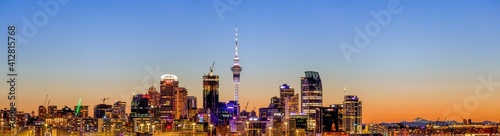 Auckland in Neuseeland nach Sonnenuntergang am Abend mit Lichtern und Skyline und Turm