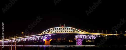 Hafenbrücke in Auckland Neuseeland beleuchtet in der Nacht