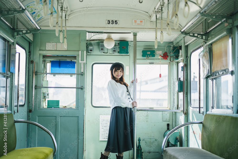 電車に乗っている女性 電車に乗っている女性