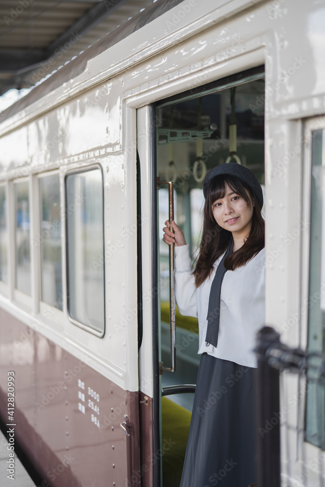 電車で出かける女性 電車で出かける女性