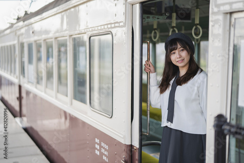 電車で出かける女性