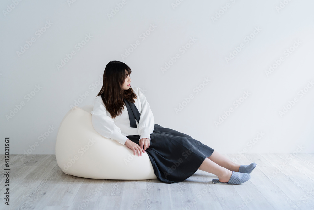 自宅でリラックスする女性