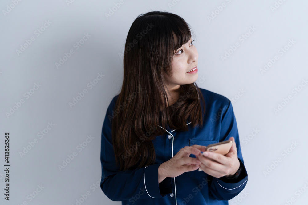 スマートフォンを使う女性 スマートフォンを使う女性