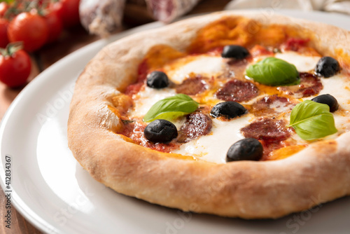 Deliziosa pizza con salame e olive nere, Cucina Italiana 