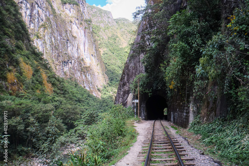 南米ペルーのマチュピチュまでの道。旧水力発電所駅から歩いてマチュピチュ村(アグアスカリエンテス)まで