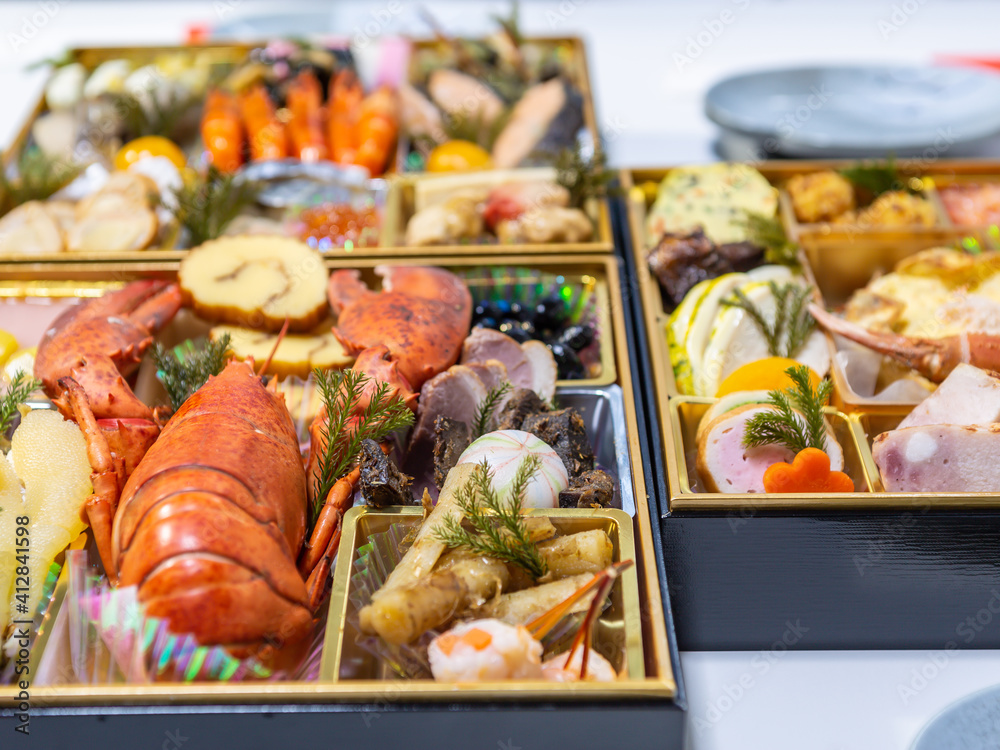 テーブルに広げた3段重ねのお節料理 テーブルに広げた3段重ねのお節料理