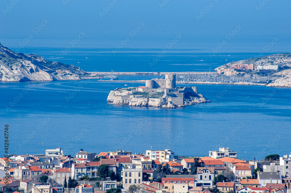 The castle of If seen from the Basilica of Notre Dame de la Garde. - In the middle of the bay of Marseille, an island on which the Château d'If, a former royal prison, is built.