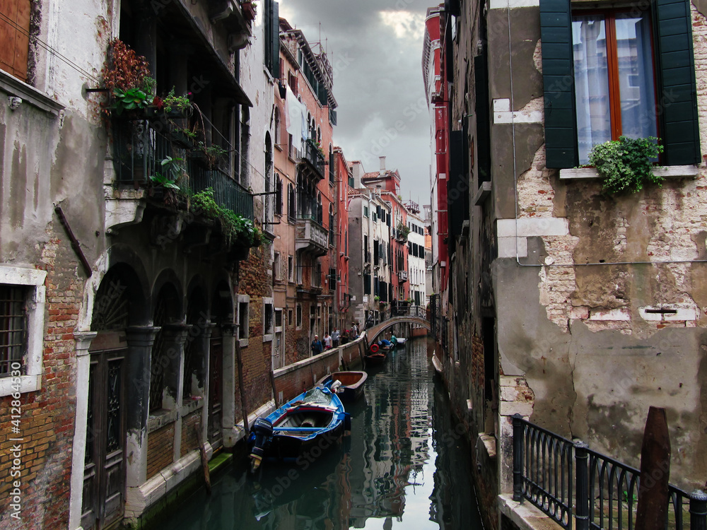 Canal escondido y tranquilo, Venecia.
