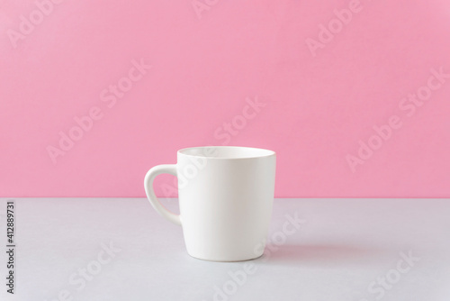 Mug on the table and pink wall. Simple style, drink, cute, blank material, rest, break time, drink time, coffee, etc. テーブルの上のマグカップとピンク色の壁。シンプルスタイル、ドリンク、かわいい、ブランク素材、休息、休憩時間、ドリンクタイム、コーヒーなど