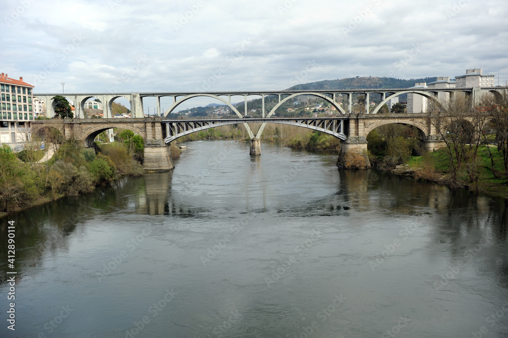 Puente Nuevo Ponte Nova y Viaducto del ferrocarril sobre el río Miño en Ourense Orense, Galicia, España Puente Nuevo Ponte Nova y Viaducto del ferrocarril sobre el río Miño en Ourense Orense, Galicia, España