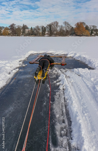 Eisrettung: Feuerwehr rettet Wintersportler aus dem Wasser. (Übung, 2021)