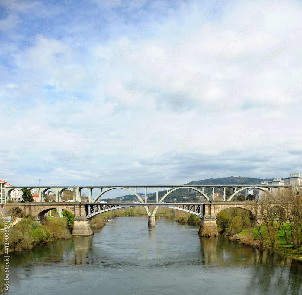 Obraz premium Puente Nuevo Ponte Nova y Viaducto del ferrocarril sobre el río Miño en Ourense Orense, Galicia, España