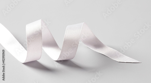 Ruban blanc, gris