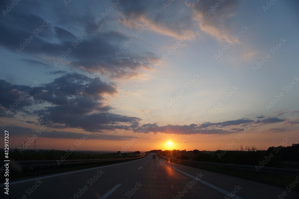 ein Sonnenuntergang auf der leeren Autobahn 