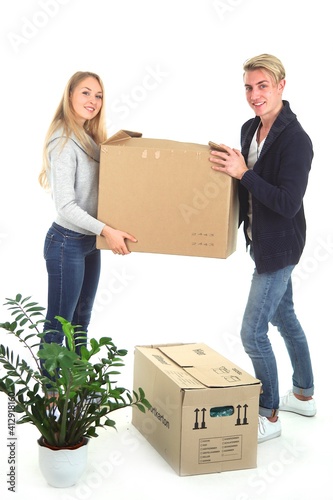 Paar am umziehen, erste gemeinsame Wohnung
