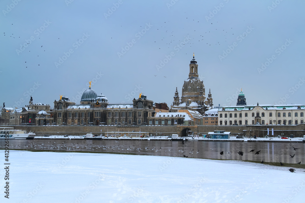 Fototapeta premium Dresden Altstadt mit Elbe im Winter
