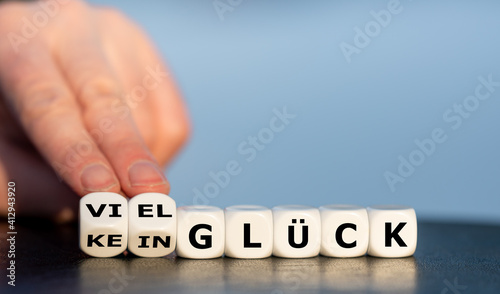 Hand dreht Würfel und ändert den Ausdruck 