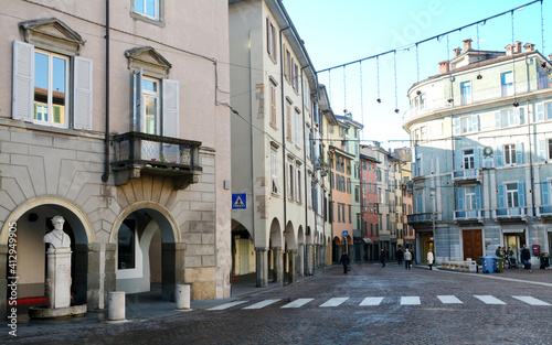 Panorama of the picturesque houses of Piazza Pontida in lower Bergamo. In the background, the bell tower of the Basilica of Sant'Alessandro in Colonna © aliberti