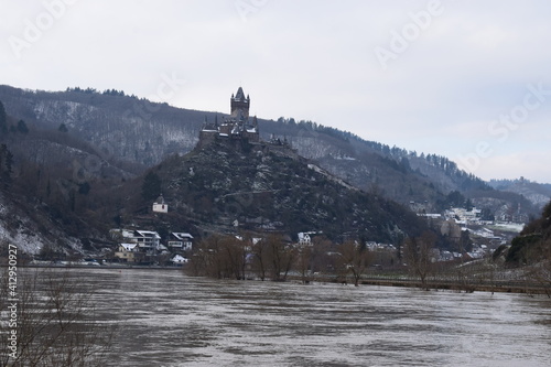 Cochem mit der Reichsburg während des Hochwasser photo