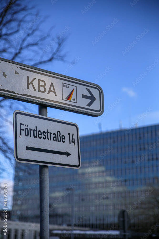 Schild zum Kraftfahrt-Bundesamt in Flensburg