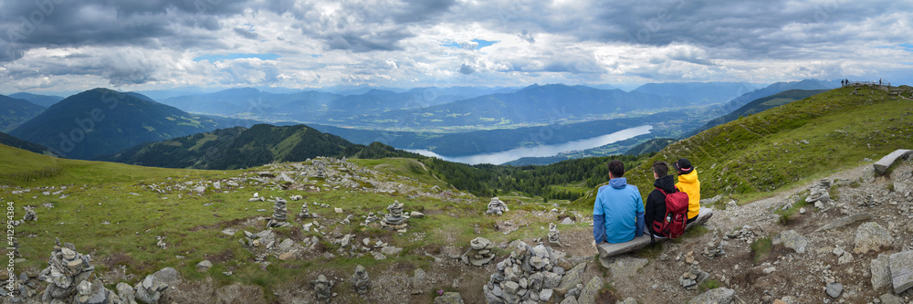 Panorama Millstätter See in Kärnten mit Wanderern