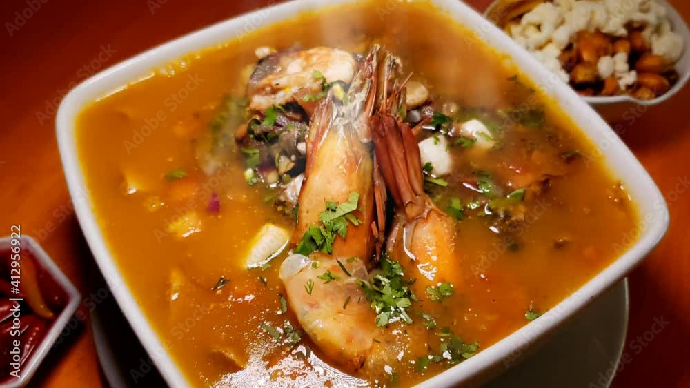 Encebollado, comida tradicional del Ecuador es delicioso. Sopa de albacora con langostino 