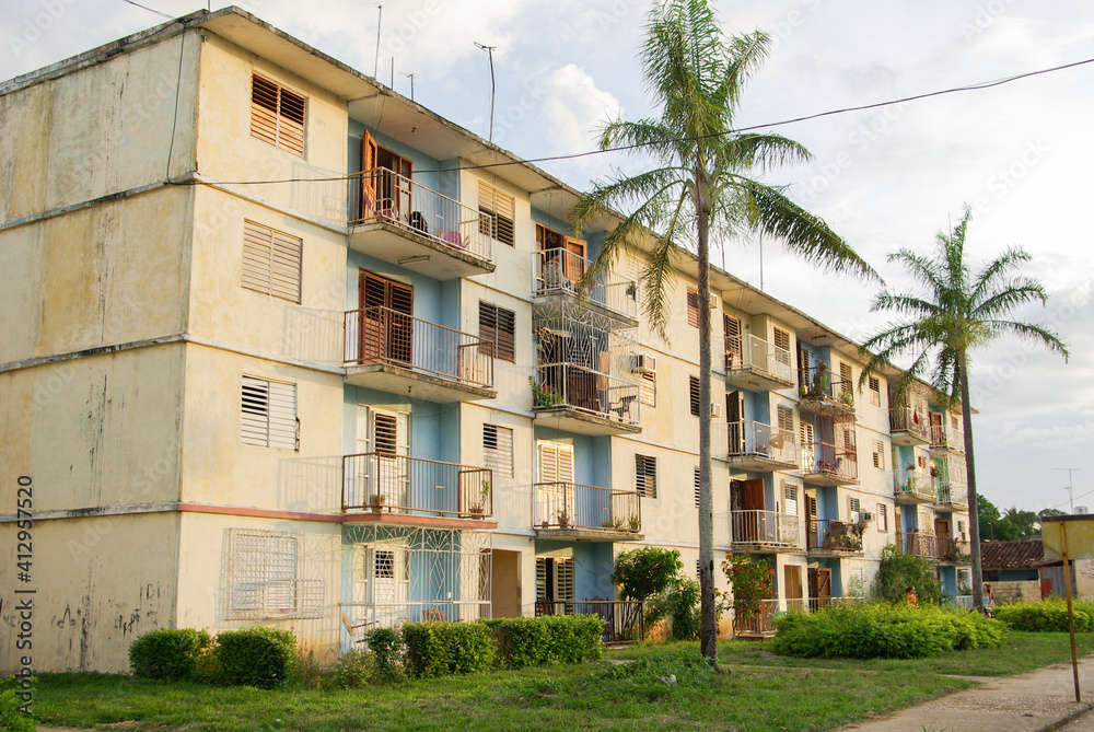 Fototapeta premium Petit immeuble du village de Chambas, Cuba