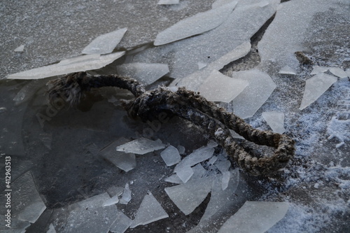  Thick rope loop on ice. © Valerii