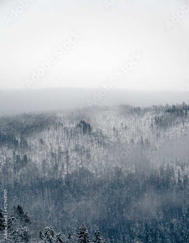 Góry w mglisty dzień