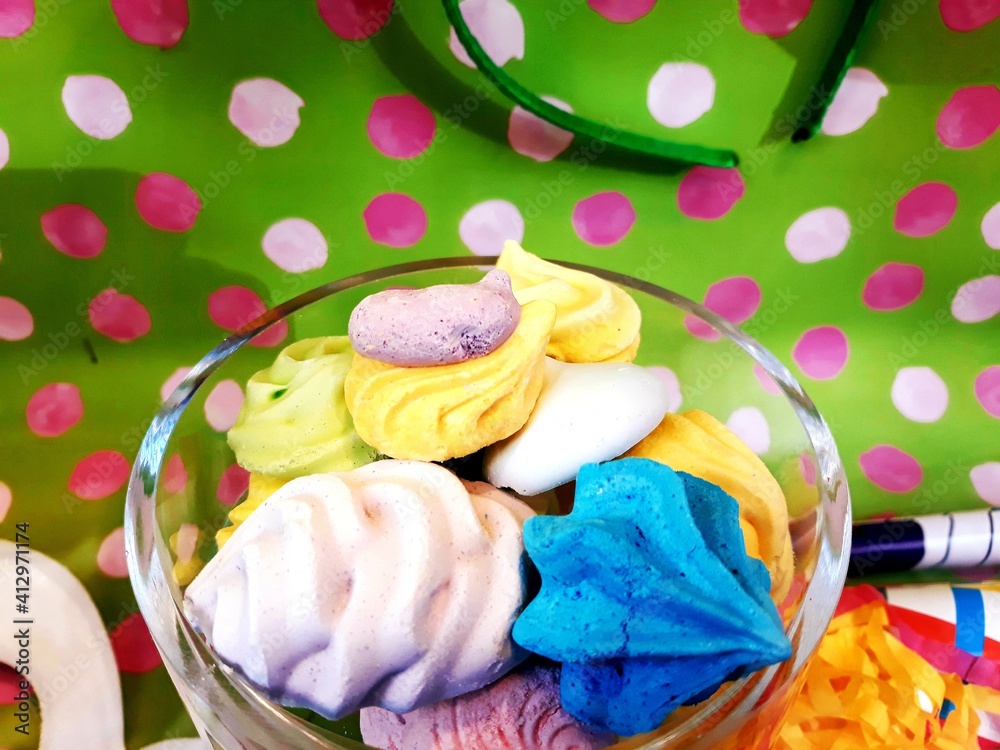 Paste e dolci colorati per il periodo di Carnevale. Specialità tipiche italiane