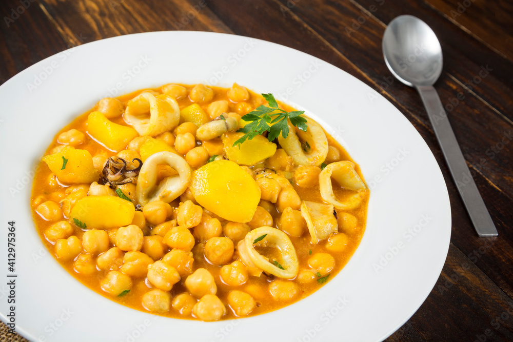Garbanzos con calamares