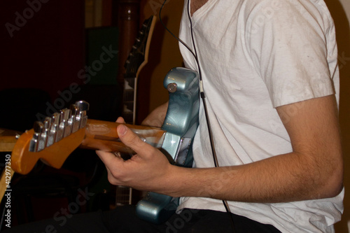 Joven tocando la guitarra eléctrica 