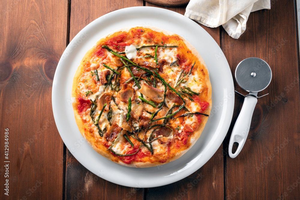 Deliziosa pizza con asparagi selvatici e guanciale, Cucina Italiana Deliziosa pizza con asparagi selvatici e guanciale, Cucina Italiana