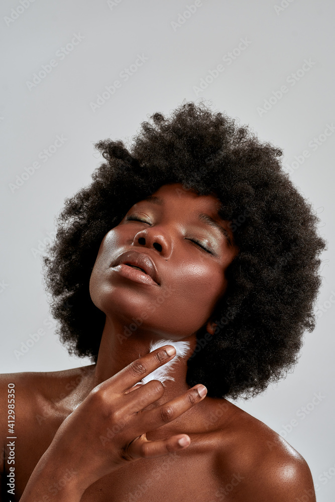 Foto de Portrait of sensual african american female model with afro ...