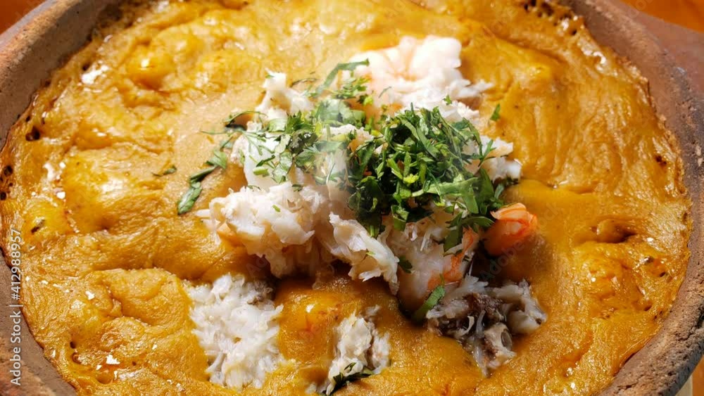 Cazuela caliente de mariscos humeante es delicioso. Camarón, carne cangrejo, pescado y pasta de verde